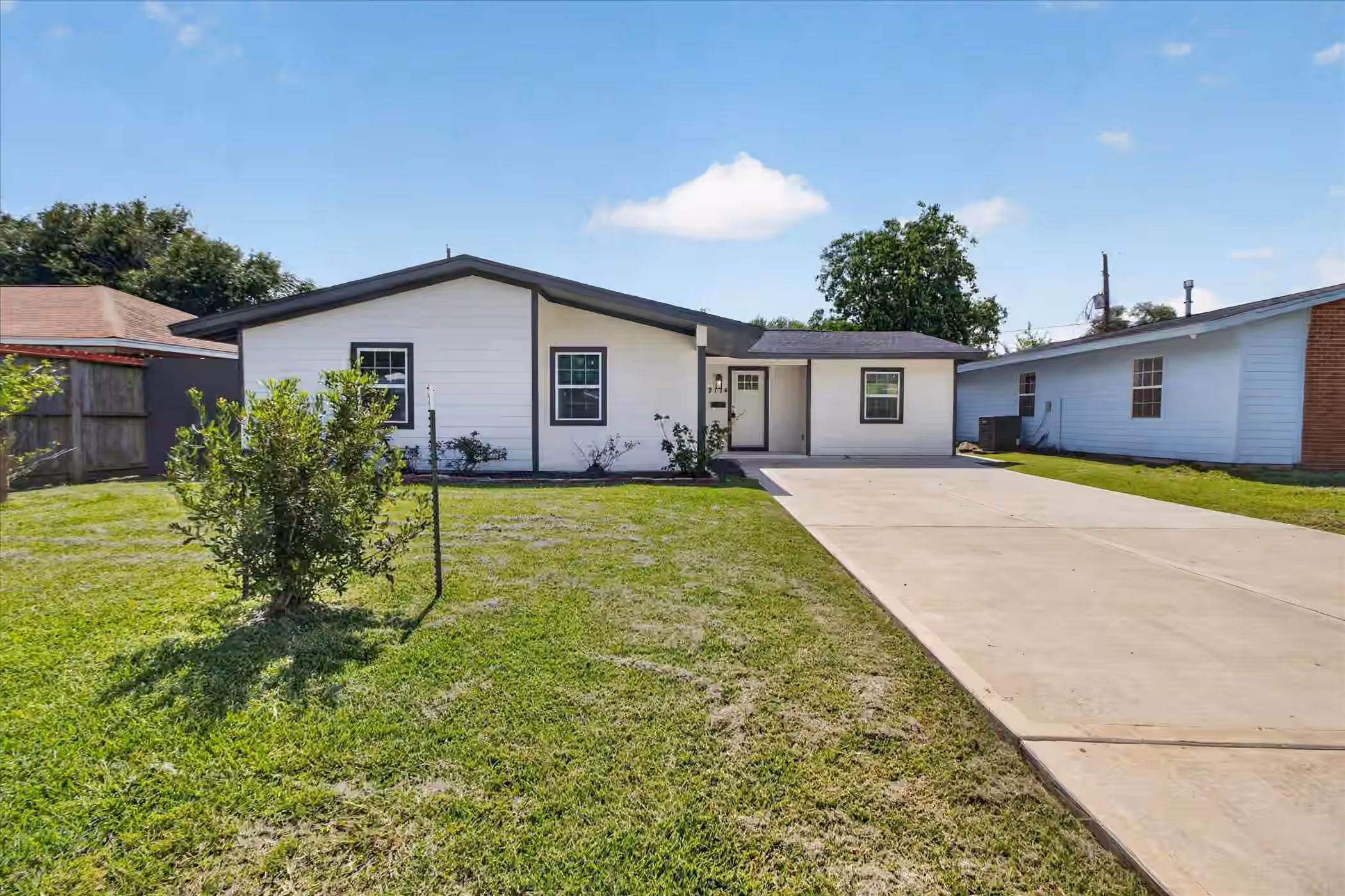 Photo 3 of 2114 Linden Creek Lane, Houston, TX