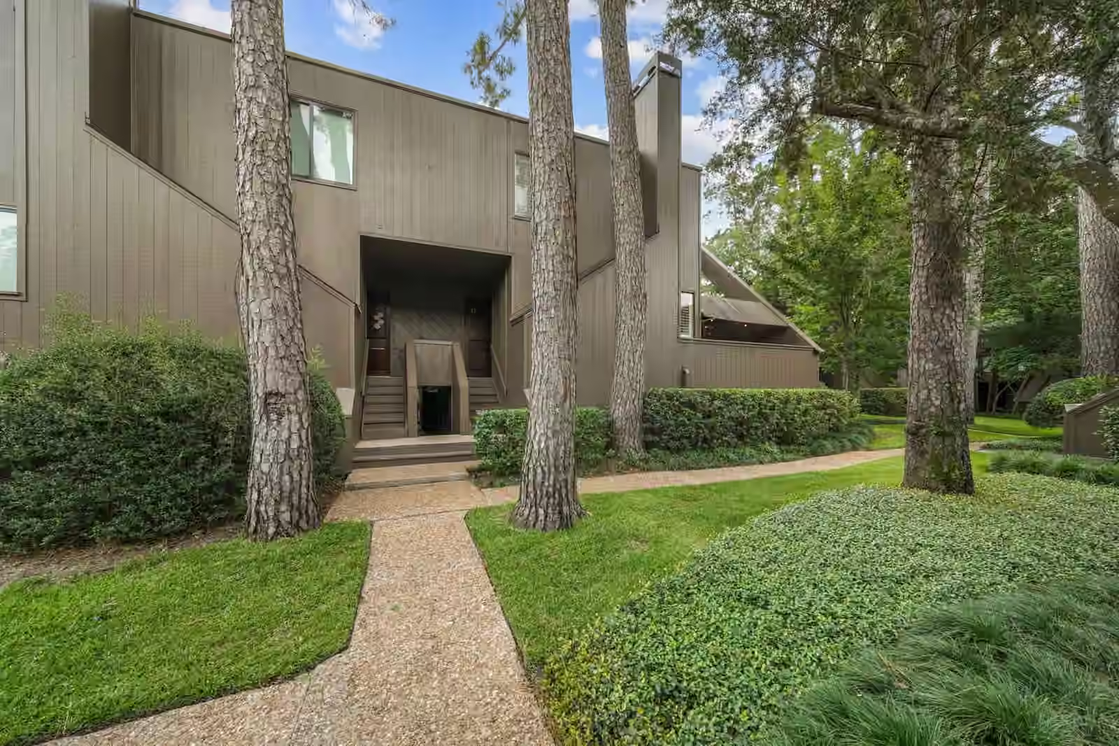 Photo of 11 Litchfield Lane, Houston, TX 77024