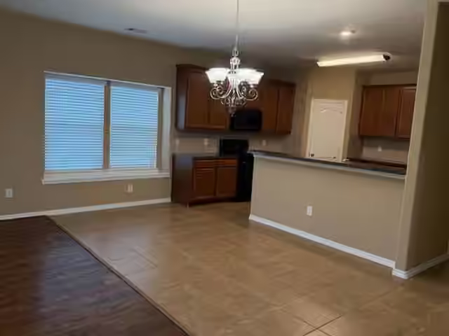 Photo 4 of 1092 Shadow Glenn Drive, Conroe, TX