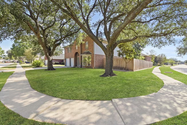 Photo 3 of 4911 Silver Fox Drive, Houston, TX