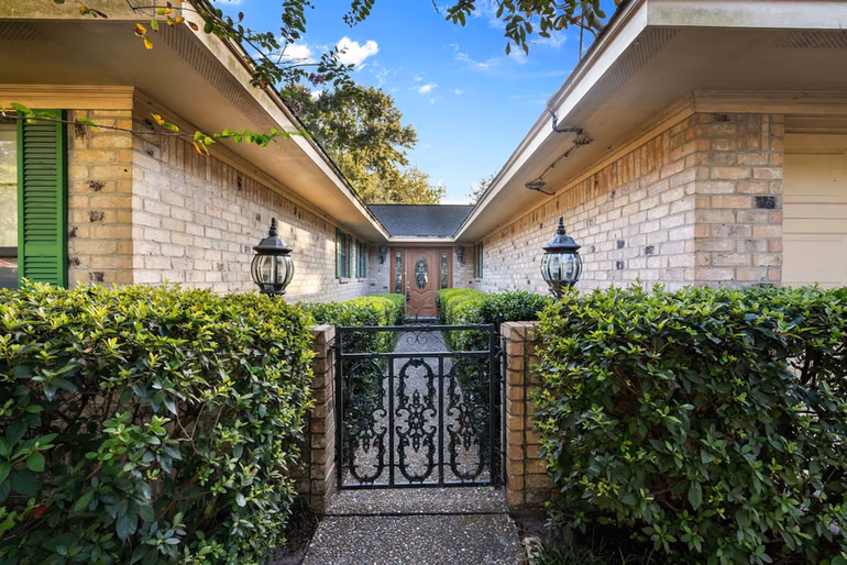 Photo 4 of 210 E Waring Street, Dayton, TX