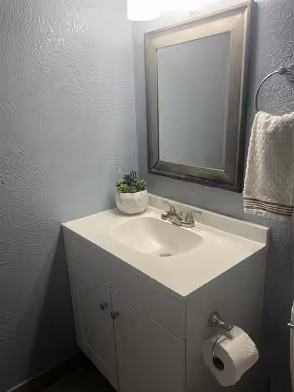Photo 4 of 12151 Sharpview Drive, Houston, TX