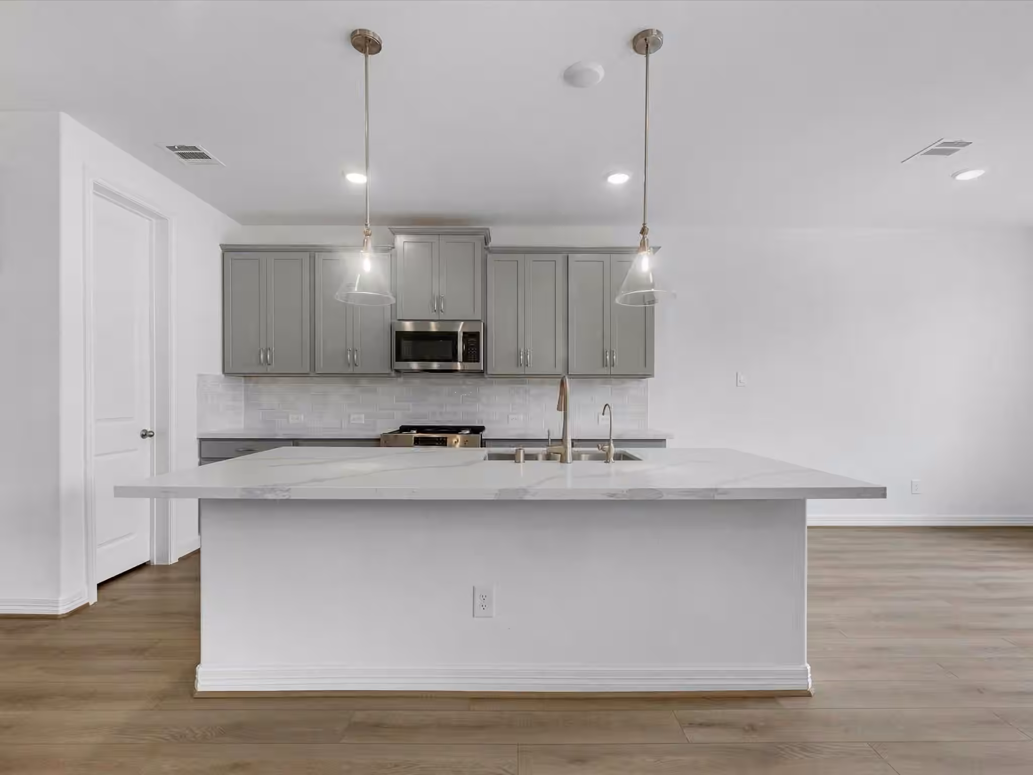 Photo 3 of 7807 Topaz Ridge Drive, Angleton, TX