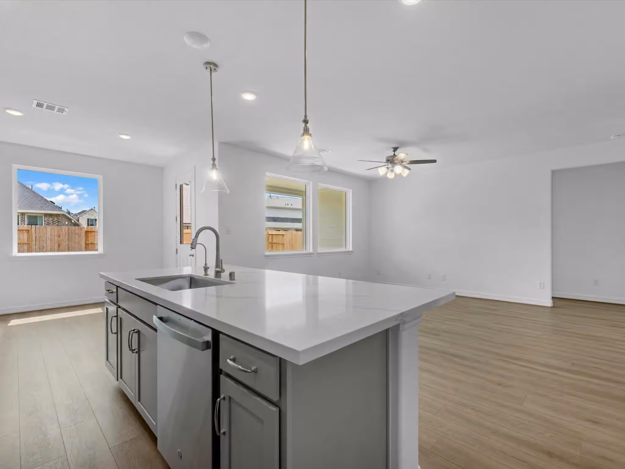Photo 5 of 7807 Topaz Ridge Drive, Angleton, TX