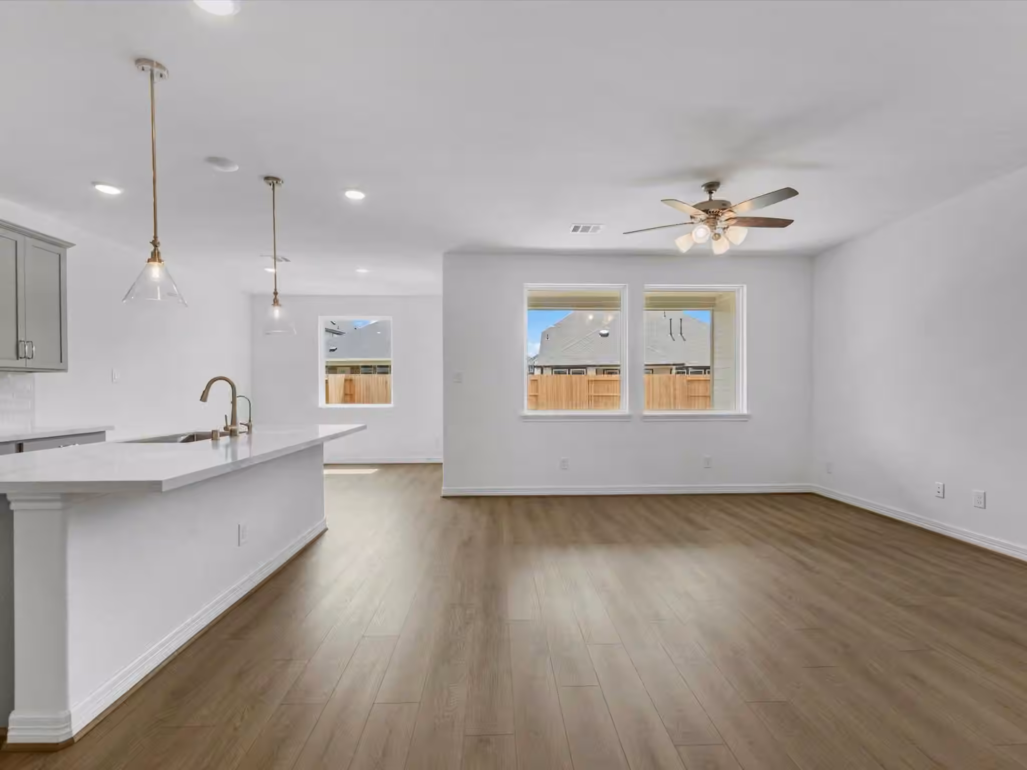 Photo 6 of 7807 Topaz Ridge Drive, Angleton, TX
