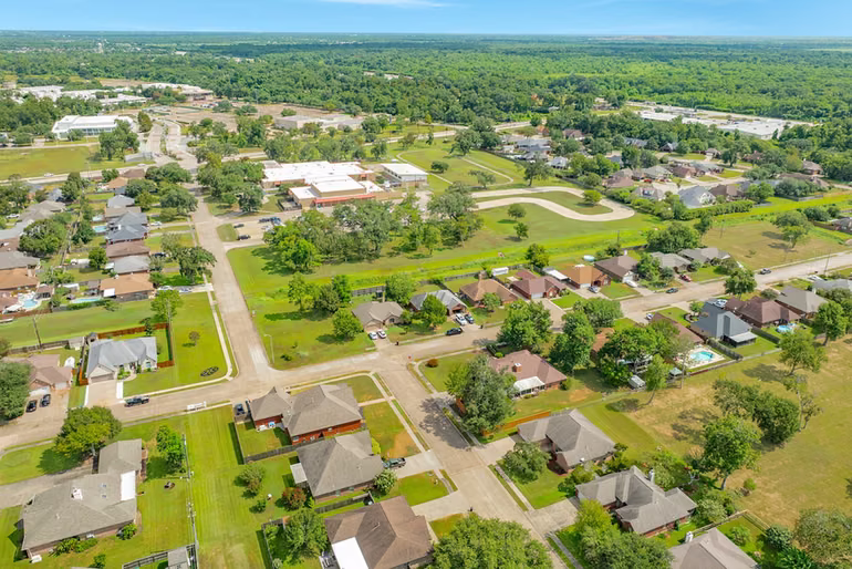 Photo 4 of 203 Lexington Avenue, Clute, TX