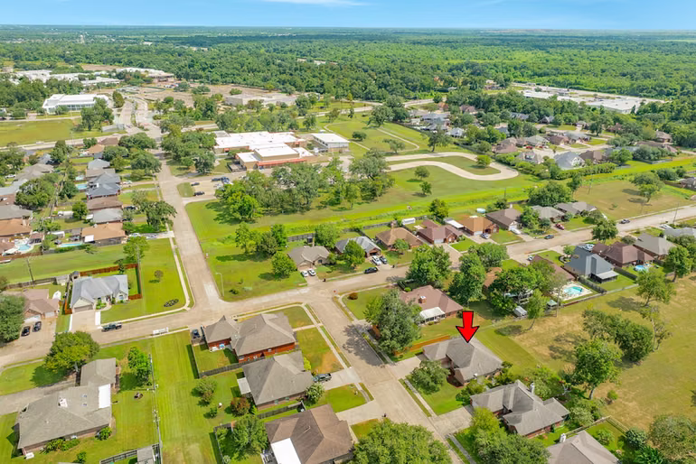 Photo 5 of 203 Lexington Avenue, Clute, TX