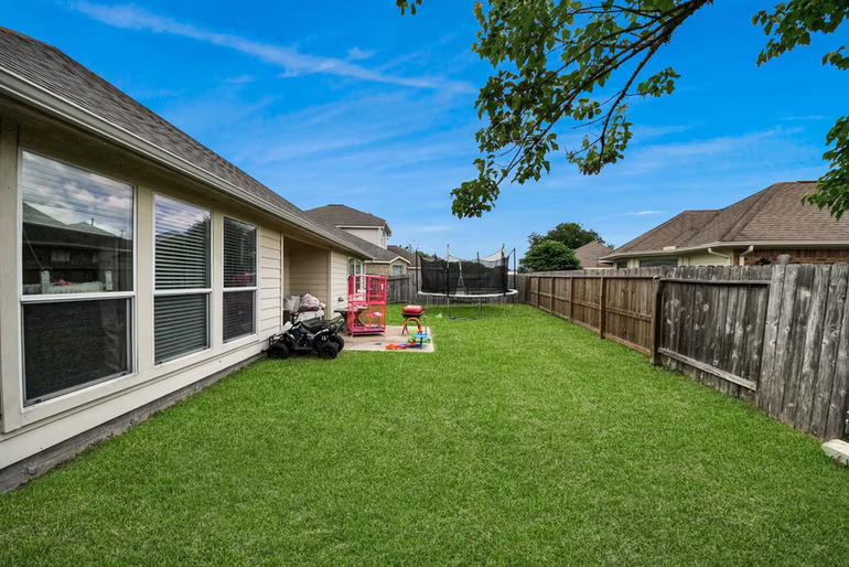 Photo 3 of 9307 Russeff Field Lane, Rosenberg, TX