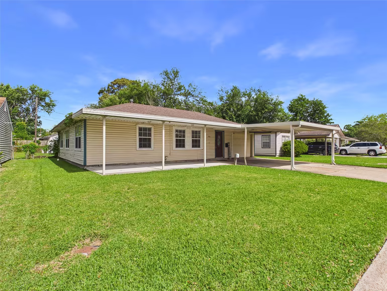 Photo 3 of 505 S Circle Drive, Baytown, TX