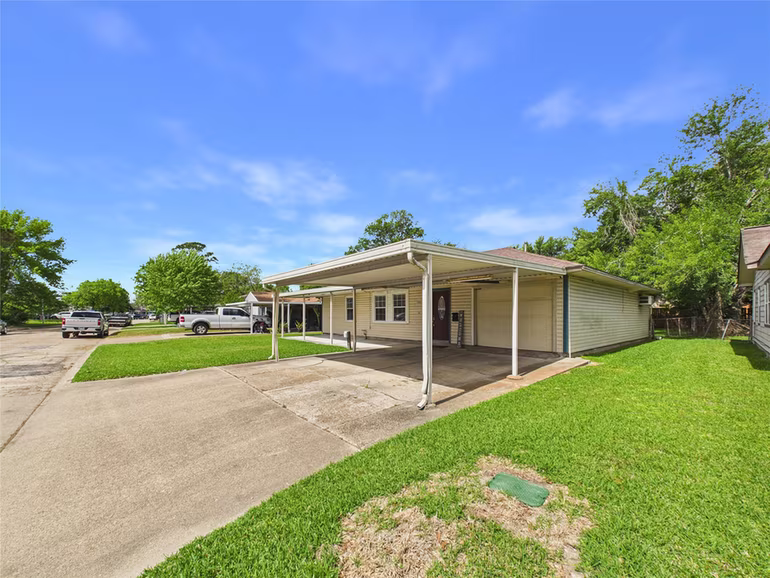 Photo 4 of 505 S Circle Drive, Baytown, TX
