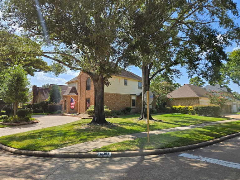 Photo 4 of 18302 Longmoor Drive, Houston, TX
