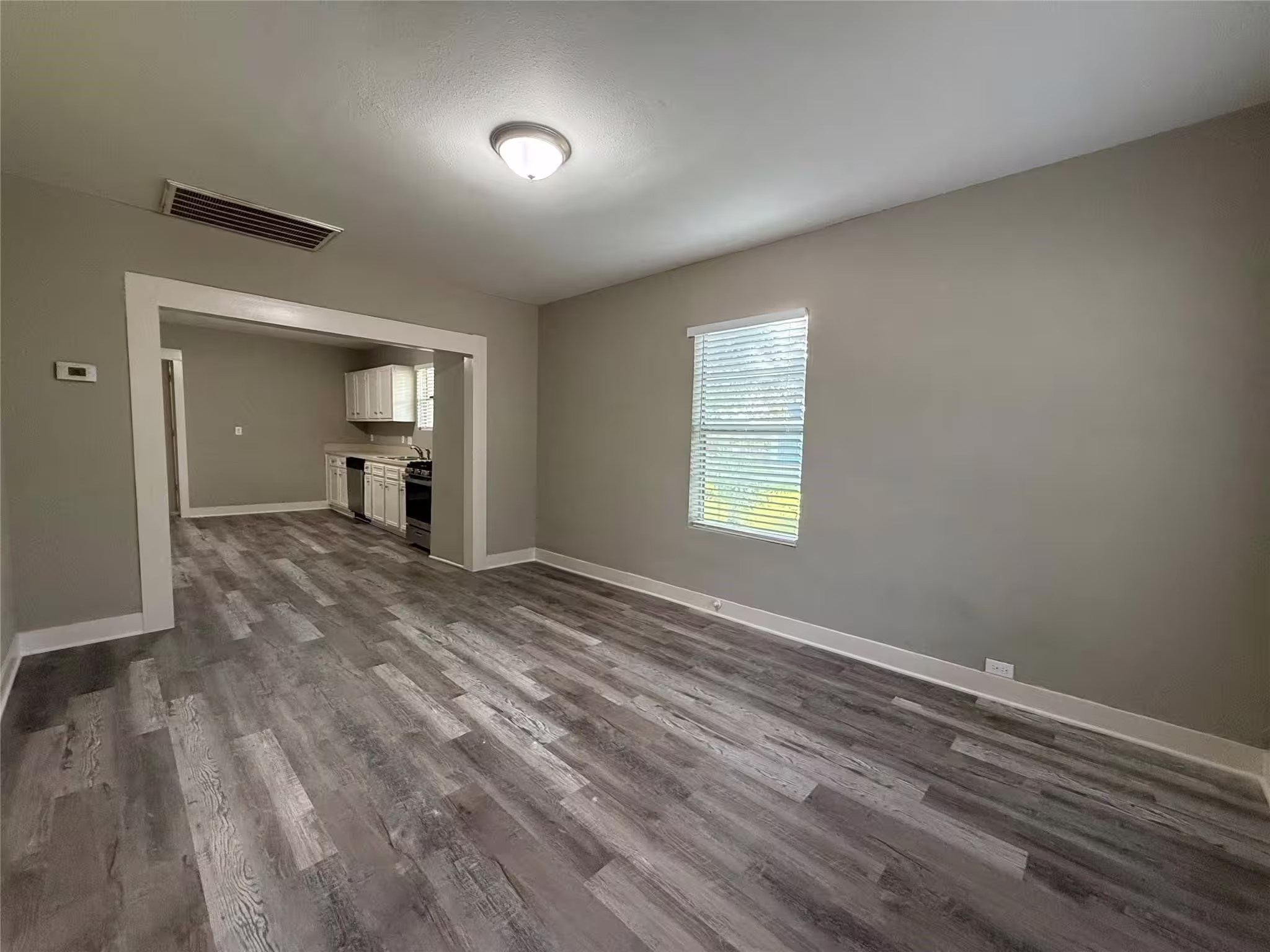 Photo 4 of 17 E James Street, Baytown, TX