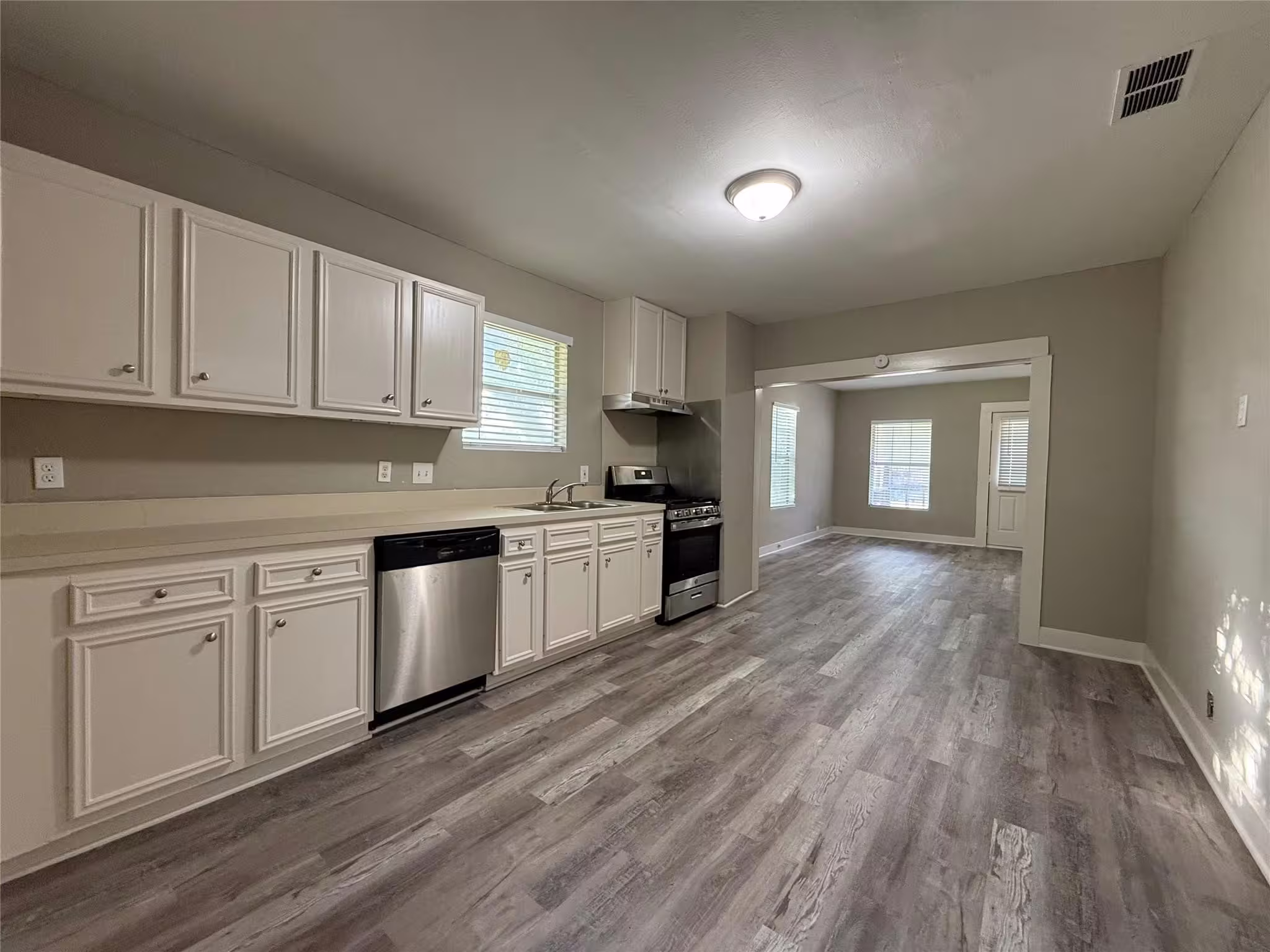 Photo 5 of 17 E James Street, Baytown, TX