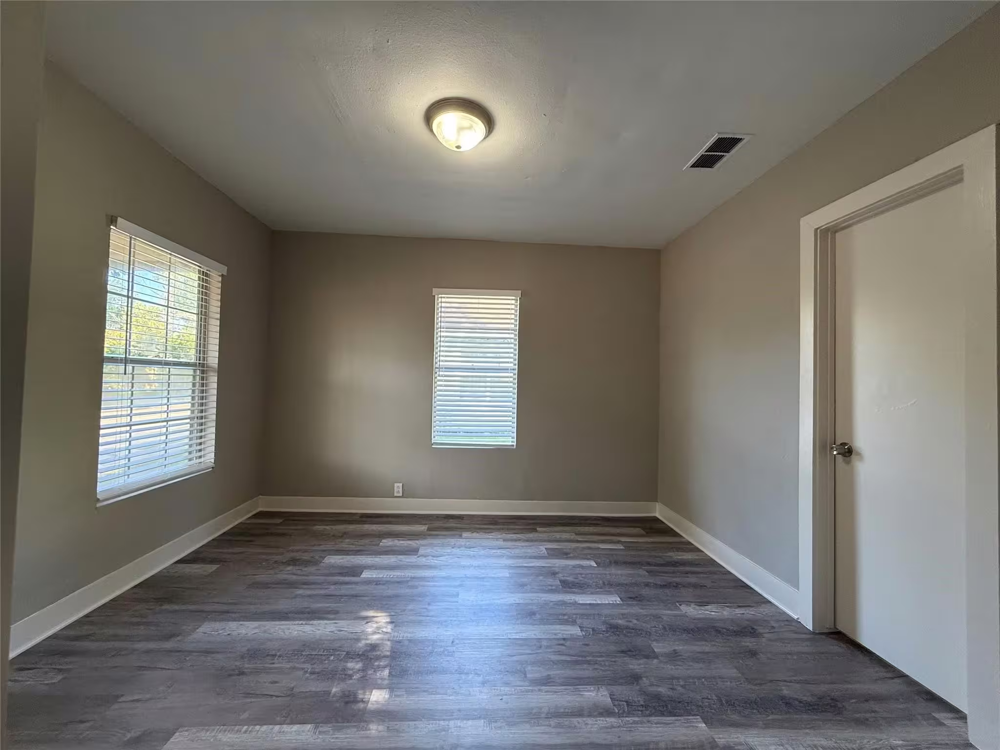 Photo 7 of 17 E James Street, Baytown, TX