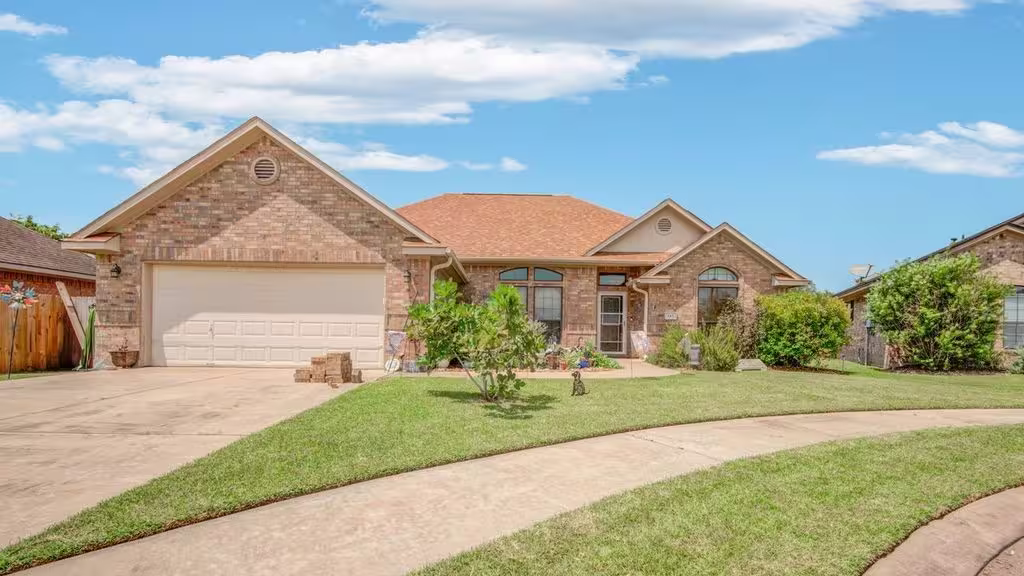 Photo 3 of 143 Eagle Nest Court, Richwood, TX