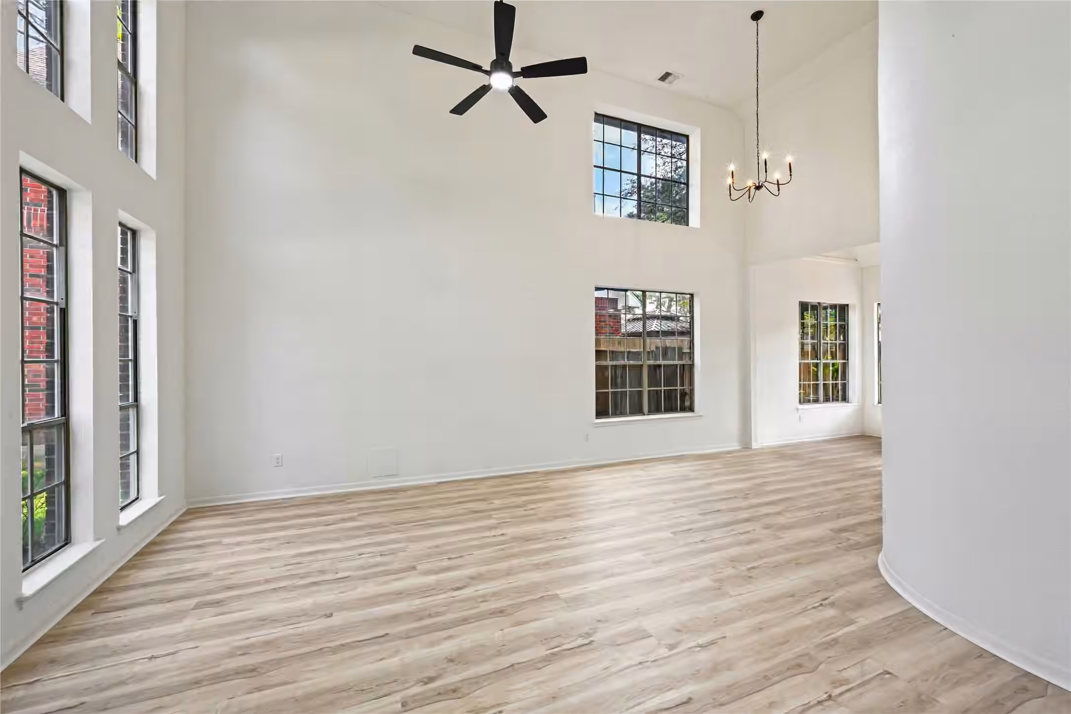 Photo 4 of 16027 Lakestone Drive, Tomball, TX