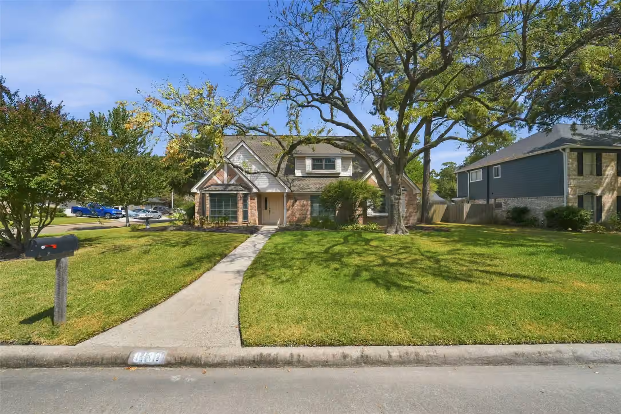 Photo 4 of 8130 Fernbrook Lane, Houston, TX