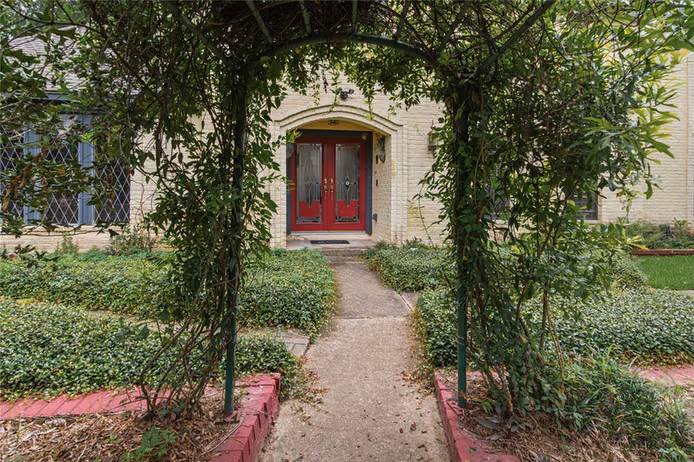 Photo 2 of 319 S Rivershire Drive, Conroe, TX