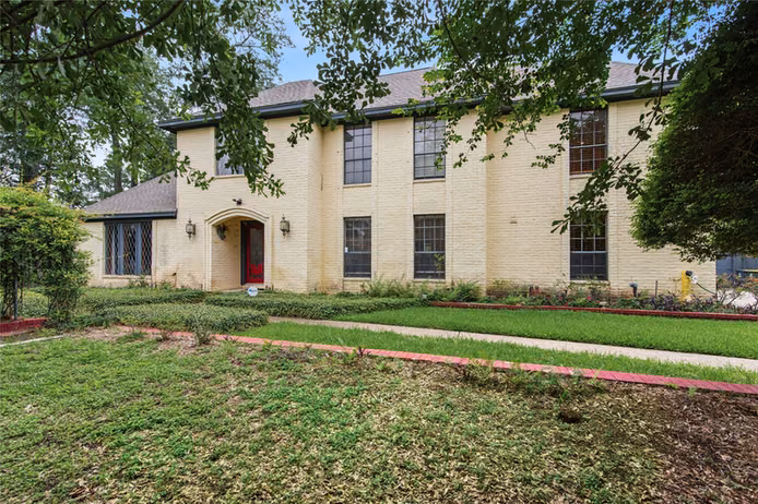 Photo 3 of 319 S Rivershire Drive, Conroe, TX