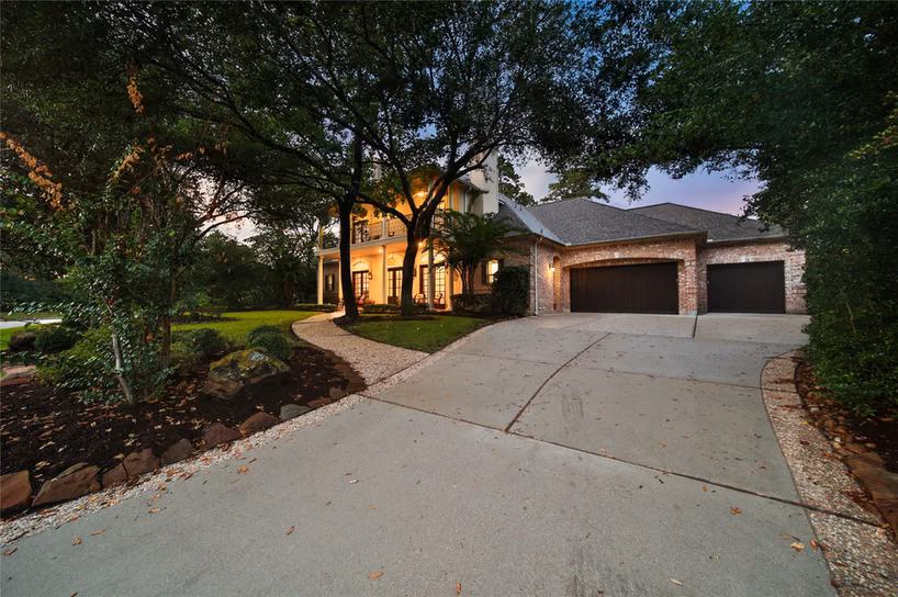 Photo 2 of 70 W Ambassador Bend, The Woodlands, TX