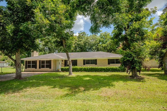 Photo 2 of 212 Avenue B, Brazoria, TX