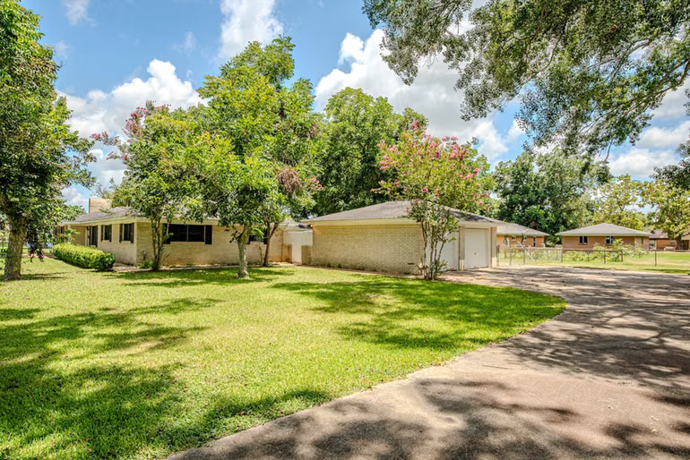 Photo 4 of 212 Avenue B, Brazoria, TX