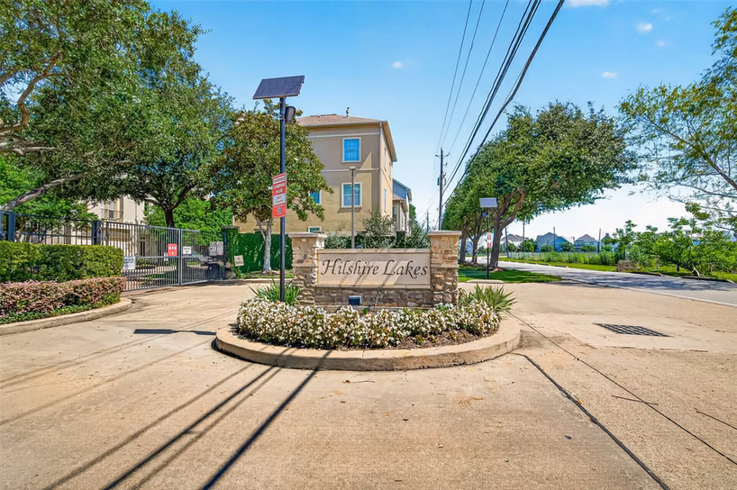 Photo 4 of 8810 Lakeshore Bend Drive, Houston, TX