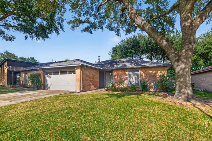 Photo 2 of 7522 Flair Oaks Drive, Houston, TX