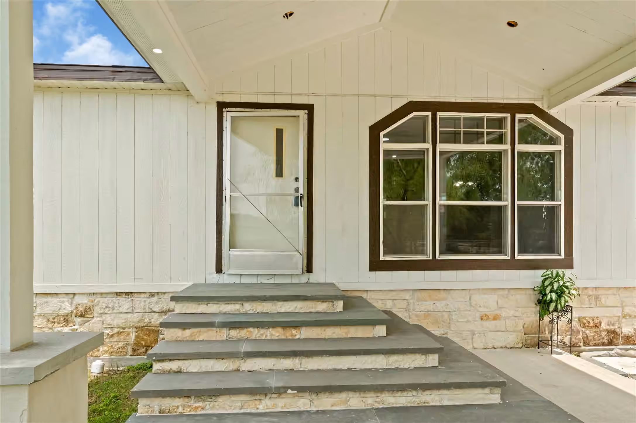 Photo 5 of 9623 Meadowvine Drive, Houston, TX