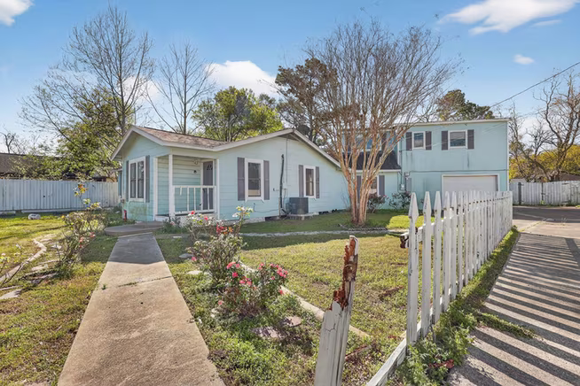 Photo of 712 E Peach Street, Angleton, TX 77515