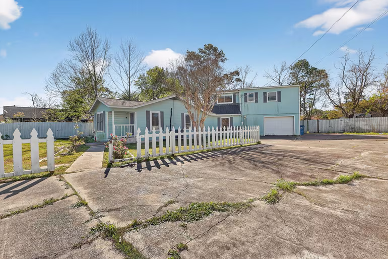 Photo 2 of 712 E Peach Street, Angleton, TX