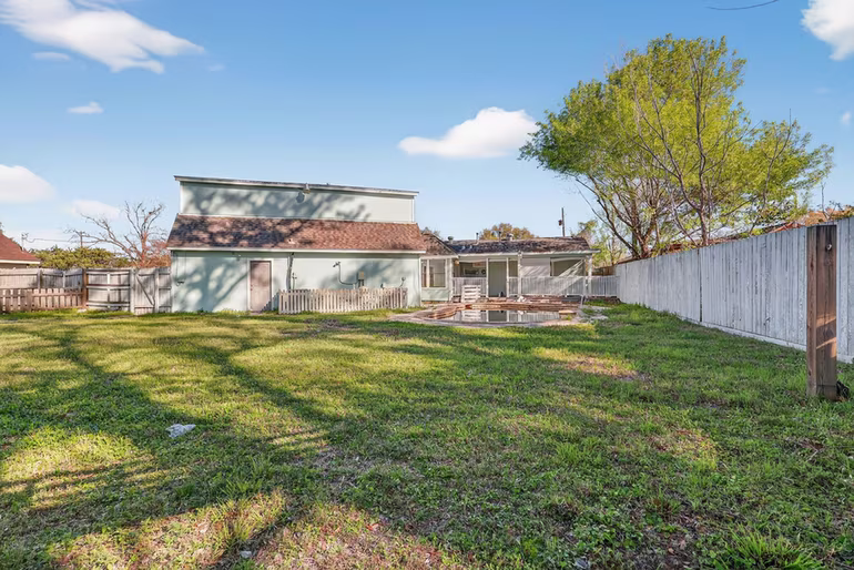 Photo 3 of 712 E Peach Street, Angleton, TX