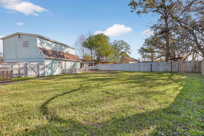 Photo 4 of 712 E Peach Street, Angleton, TX