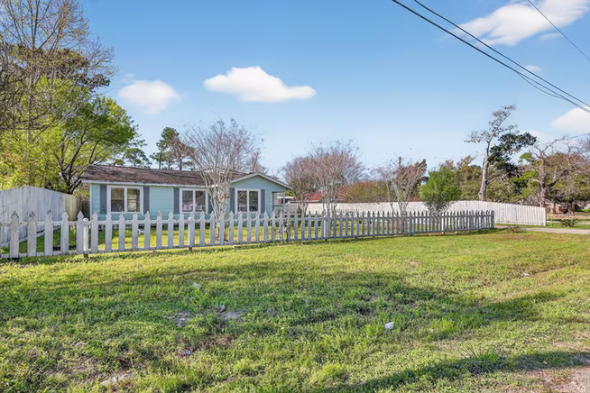 Photo 5 of 712 E Peach Street, Angleton, TX