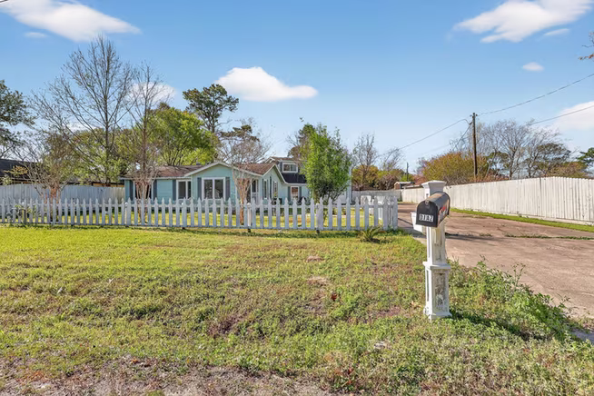 Photo 6 of 712 E Peach Street, Angleton, TX