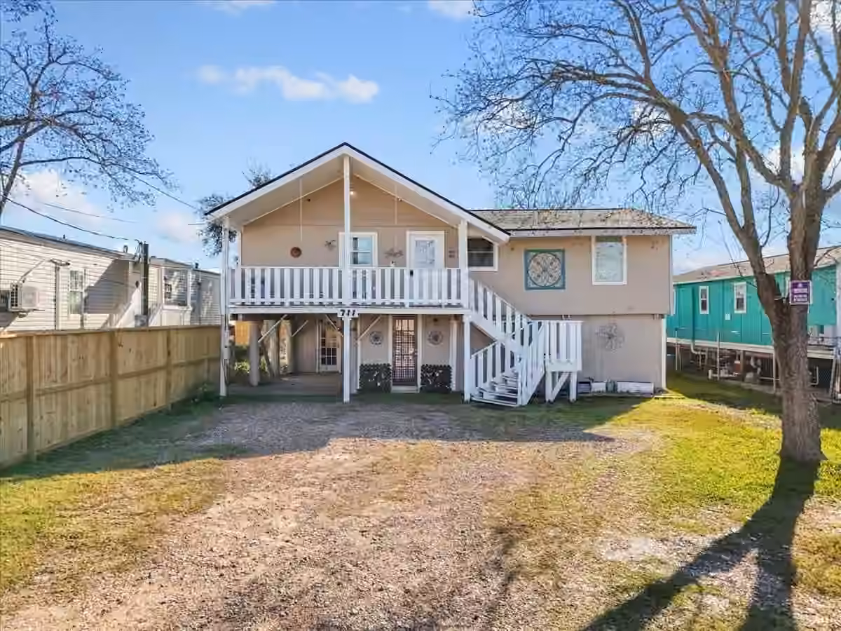 Photo of 711 10th Street, Dickinson, TX 77539