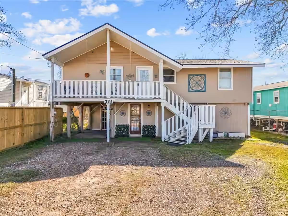 Photo 6 of 711 10th Street, Dickinson, TX