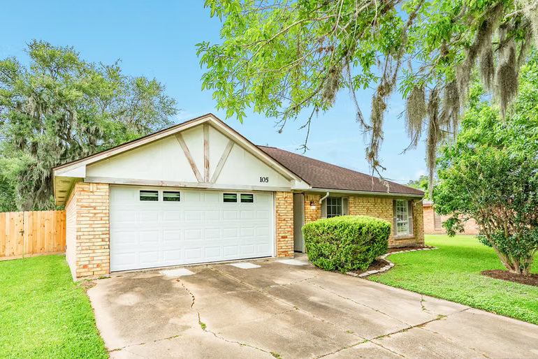 Photo 2 of 105 Sugar Cane Trace, Lake Jackson, TX