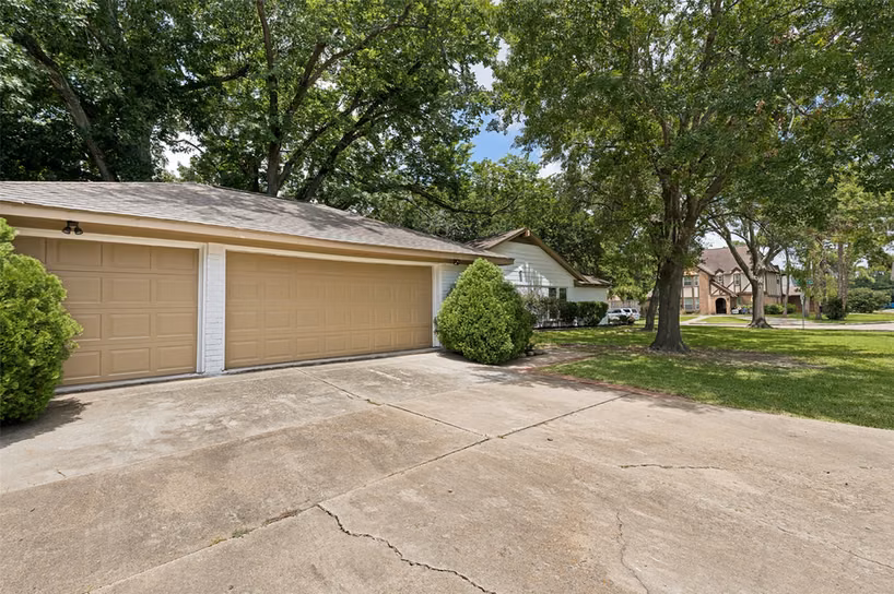 Photo 3 of 10903 Holly Springs Drive, Houston, TX