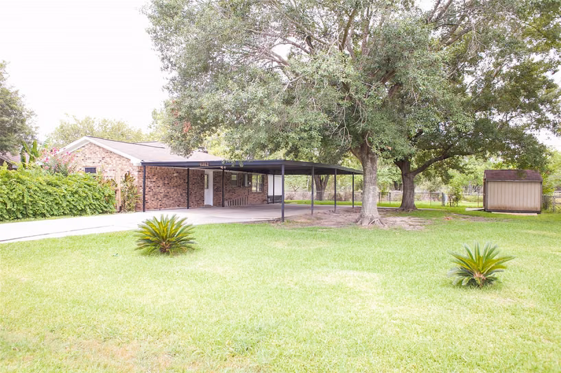 Photo 4 of 912 Robinson Road, La Porte, TX
