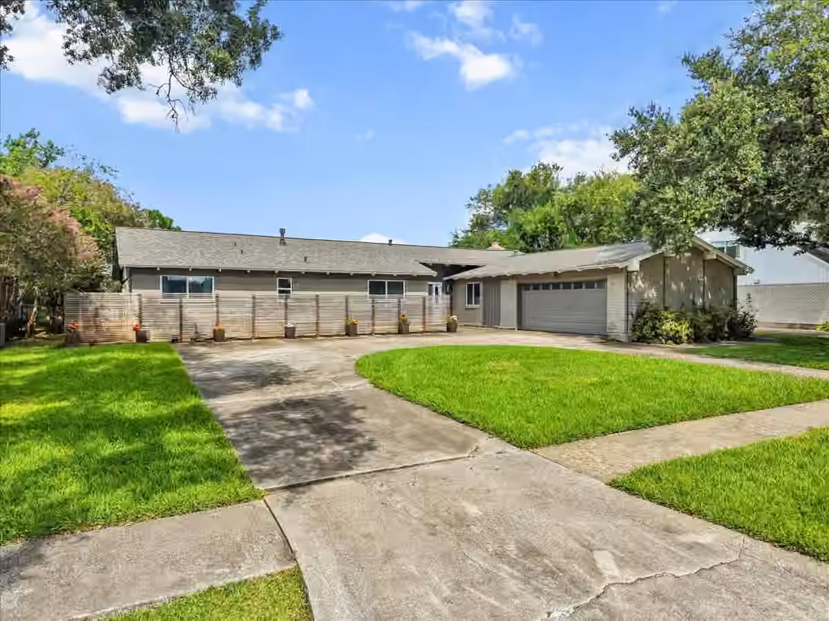 Photo 5 of 15319 Diana Lane, Houston, TX