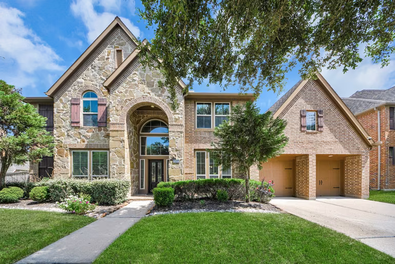 Photo 2 of 13617 Fountain Mist Drive, Pearland, TX