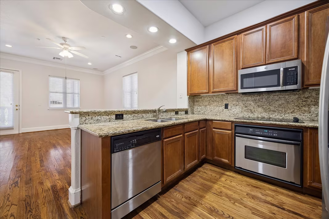 Photo 4 of 58 Briar Hollow Lane 203, Houston, TX