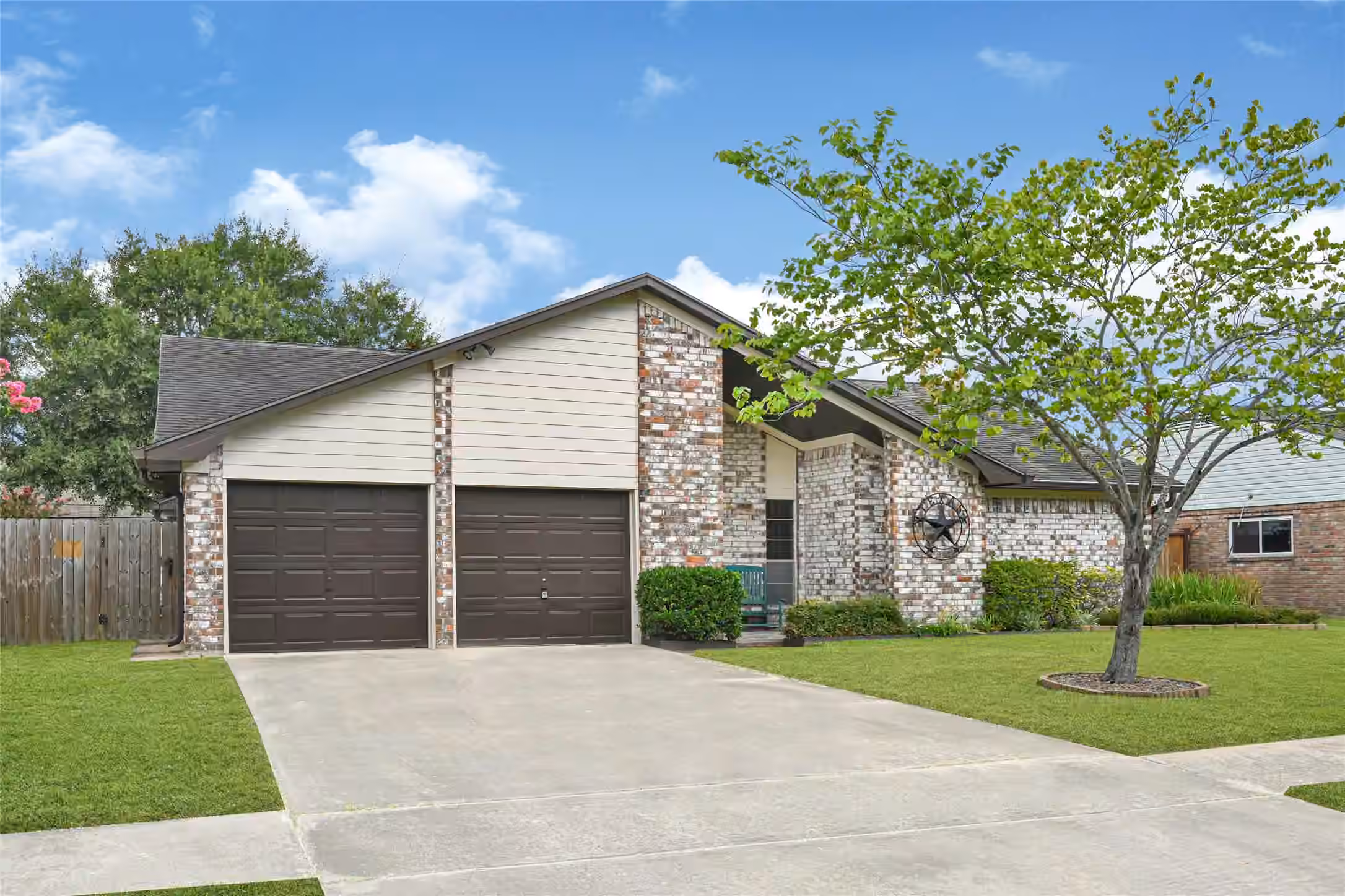 Photo 2 of 10406 Rocky Hollow Road, La Porte, TX