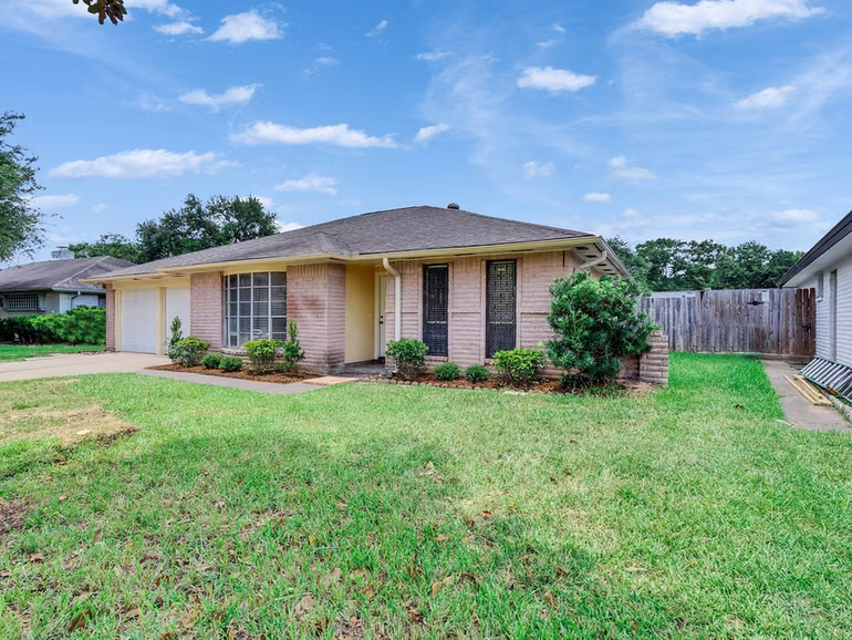 Photo 2 of 11010 Whittingham Lane, Houston, TX