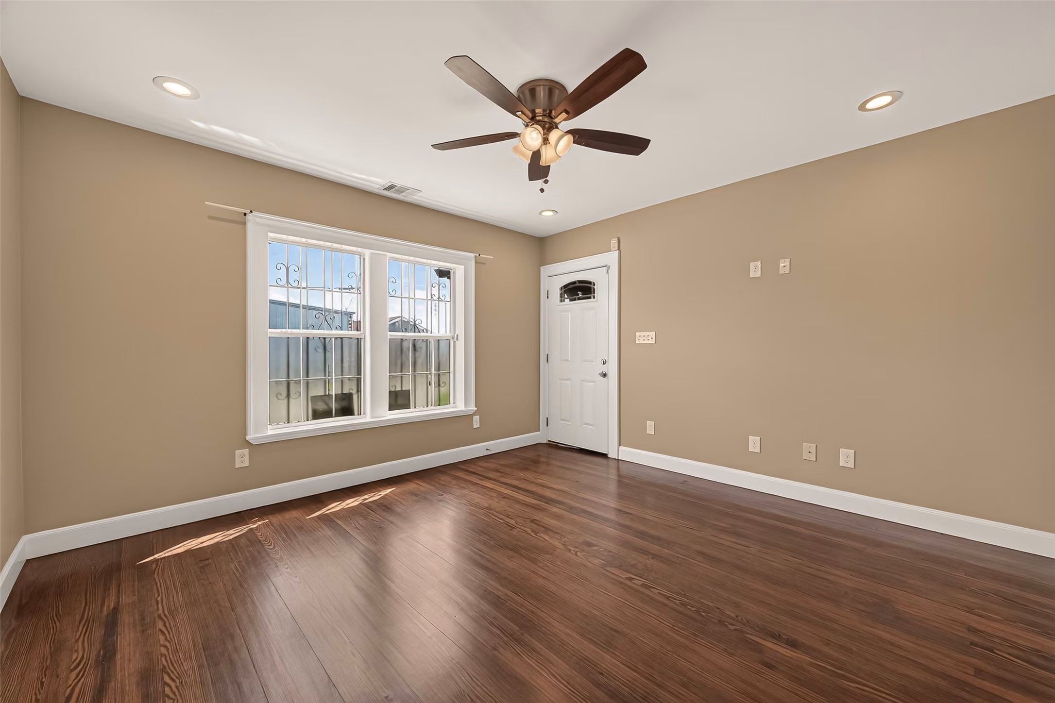 Photo 6 of 1305 Munger Street, Houston, TX