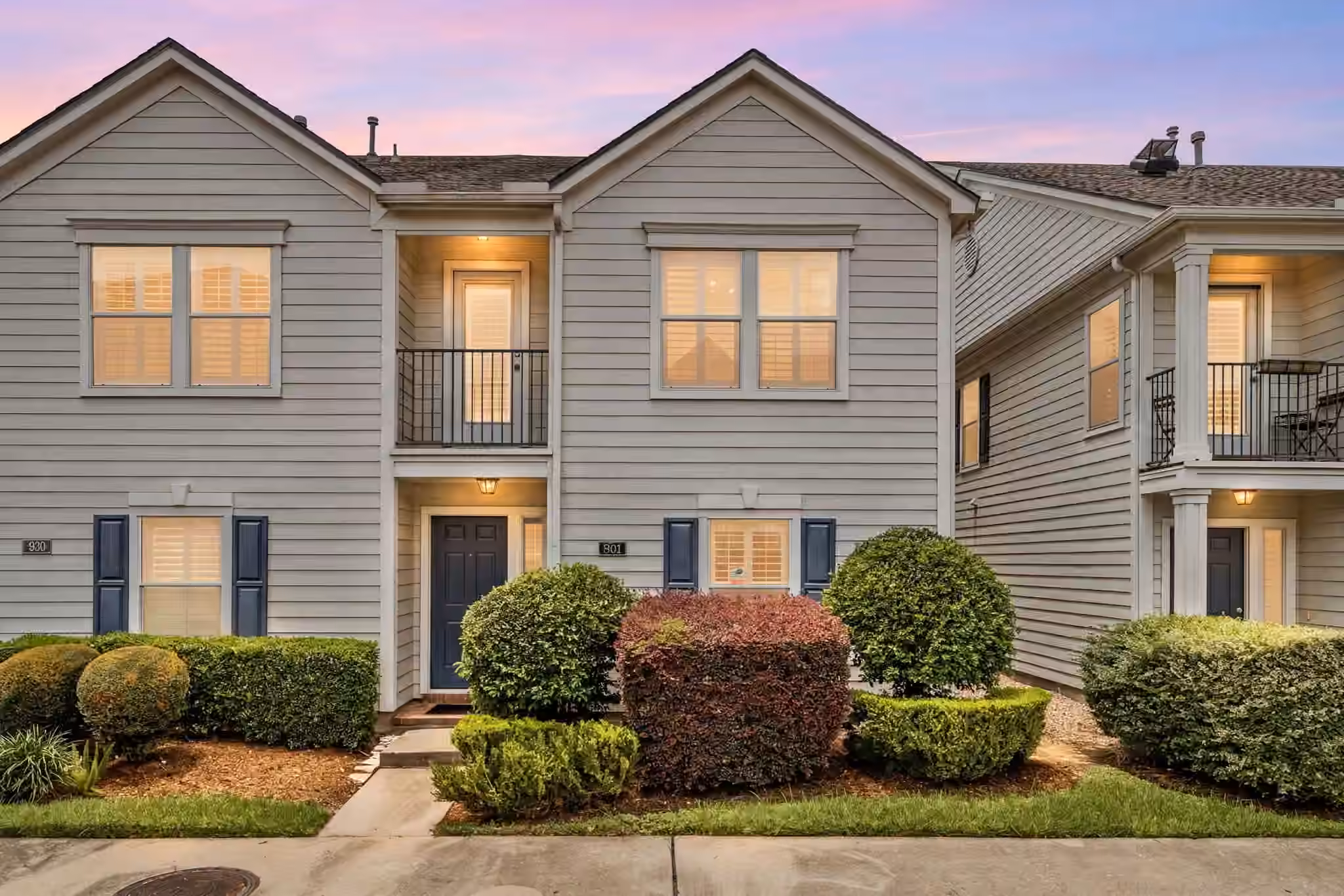 Photo 2 of 934 W Heights Hollow Lane, Houston, TX