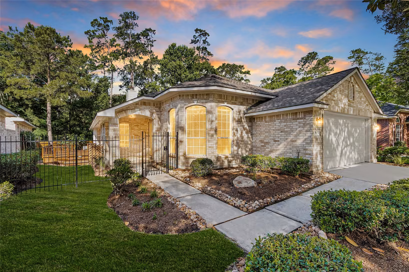Photo of 10 W Foxbriar Forest Circle, The Woodlands, TX 77382