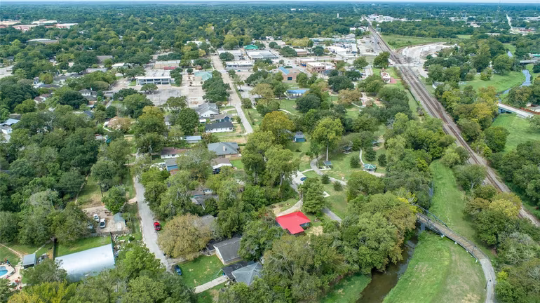 Photo 3 of 421 E Park Street, Alvin, TX
