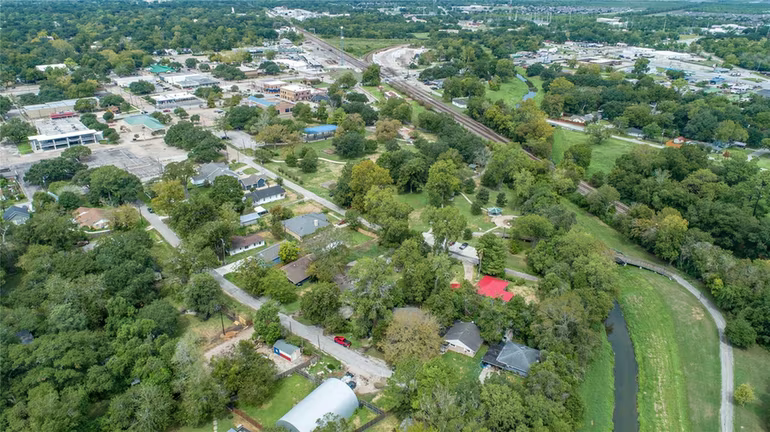 Photo 4 of 421 E Park Street, Alvin, TX